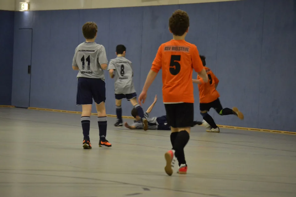 Trotz Verbot gab es natürlich auch heute wieder einige Grätschen - hier eine der Sauberen Trotz Verbot gab es natürlich auch heute wieder einige Grätschen - hier eine der Sauberen