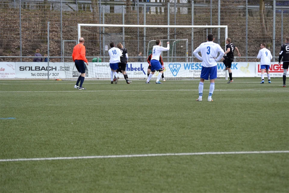 Letzte Aktion in Halbzeit 1: nach toller Flanke von Manuel Holtz ... Letzte Aktion in Halbzeit 1: nach toller Flanke von Manuel Holtz ...