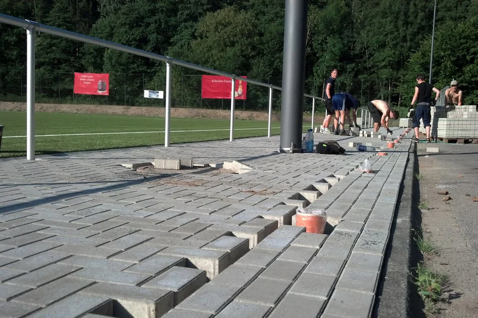 Bei dem warmen Wetter kamen die Helfer schnell ins Schwitzen