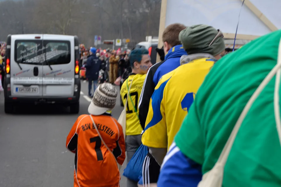 Dem grauen Auto hinterher: das Fahrzeug des Karnevalsvereins Bielstein gab das Tempo vor Dem grauen Auto hinterher: das Fahrzeug des Karnevalsvereins Bielstein gab das Tempo vor