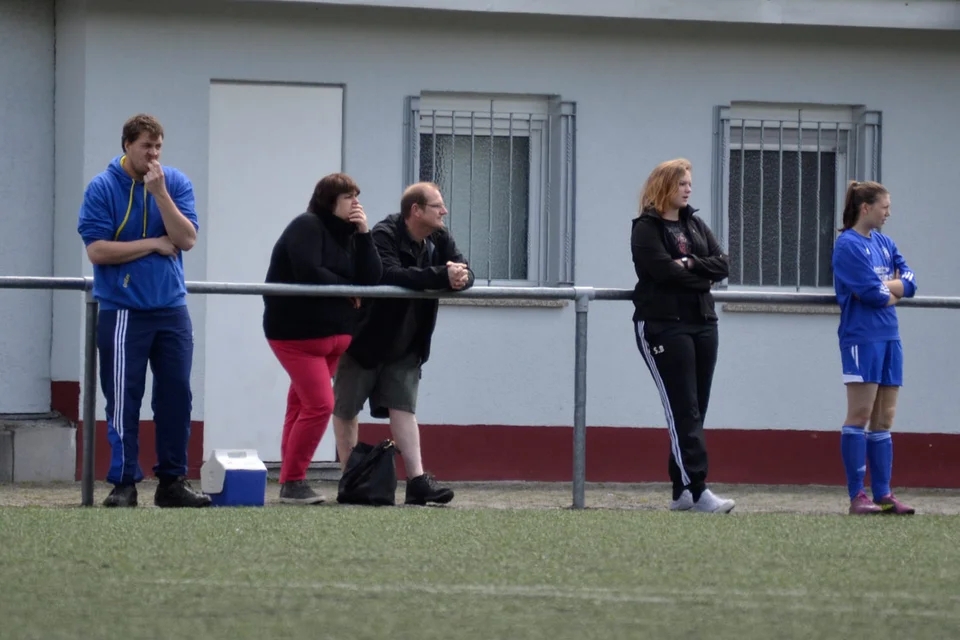 Nur anfangs mit kritischem Blick: Trainer und Zuschauer Nur anfangs mit kritischem Blick: Trainer und Zuschauer