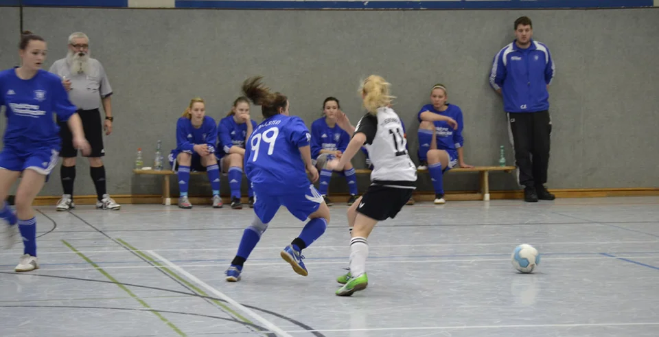 Annalena Müllenmeister im Zweikampf mit einer Herkenratherin