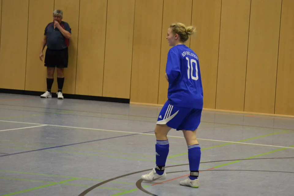 Tränen der Rührung: gegen den großen Favoriten aus Frielingsdorf traf Sarah Kapp nach wenigen Sekunden zum 1:0 Tränen der Rührung: gegen den großen Favoriten aus Frielingsdorf traf Sarah Kapp nach wenigen Sekunden zum 1:0