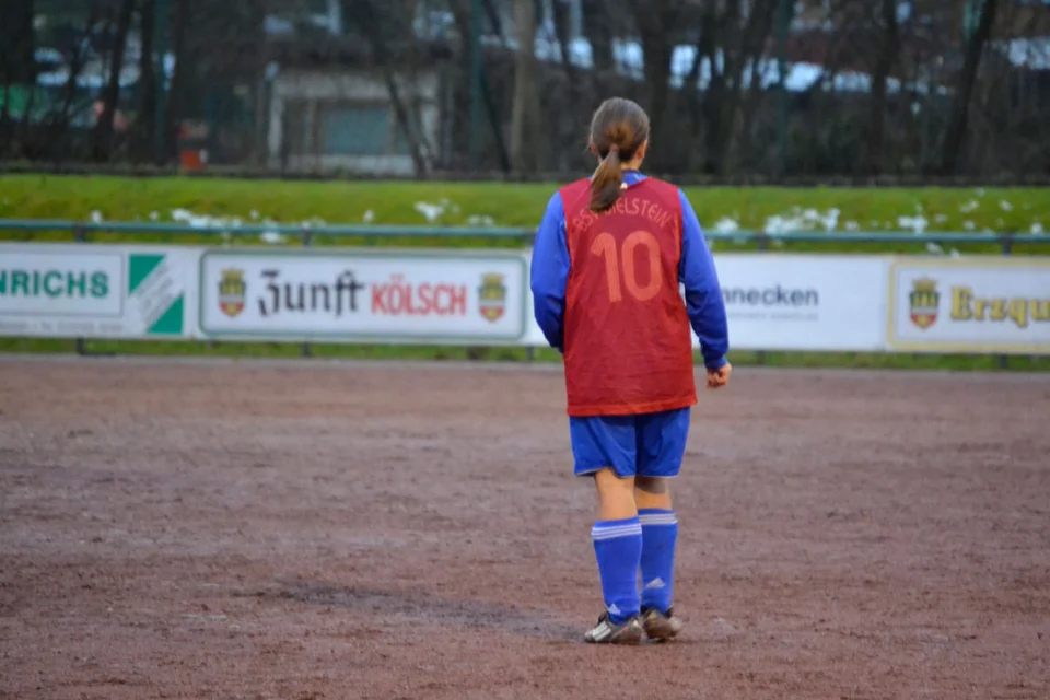 Nina ließ Ball und Gegner laufen und spielte vor allem in Halbzeit 2 richtig gute Bälle in die Spitze Nina ließ Ball und Gegner laufen und spielte vor allem in Halbzeit 2 richtig gute Bälle in die Spitze