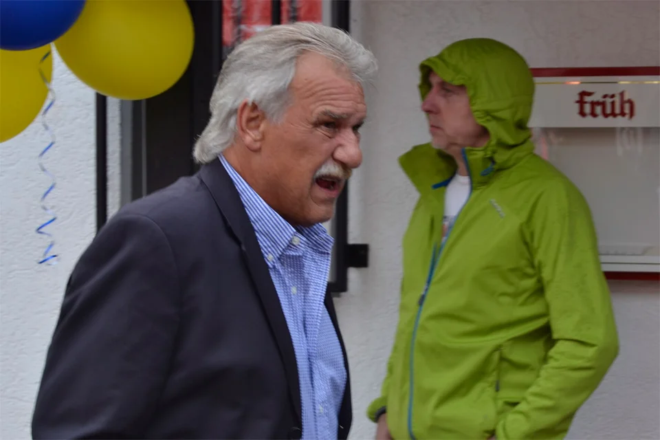 Zu Beginn noch im Anzug, später dann im Trikot: Eckhard Klees