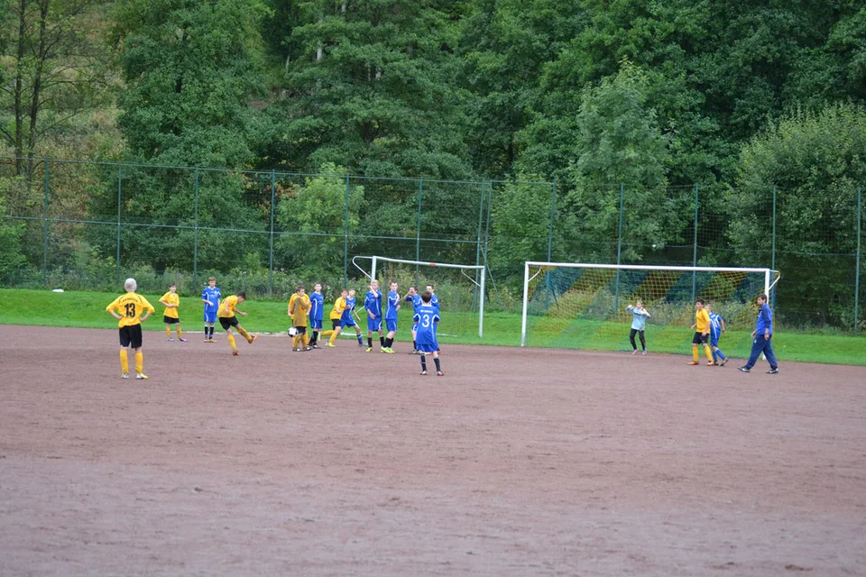 Freistoß aus 20 Metern: Gian-Luca zieht ab ...