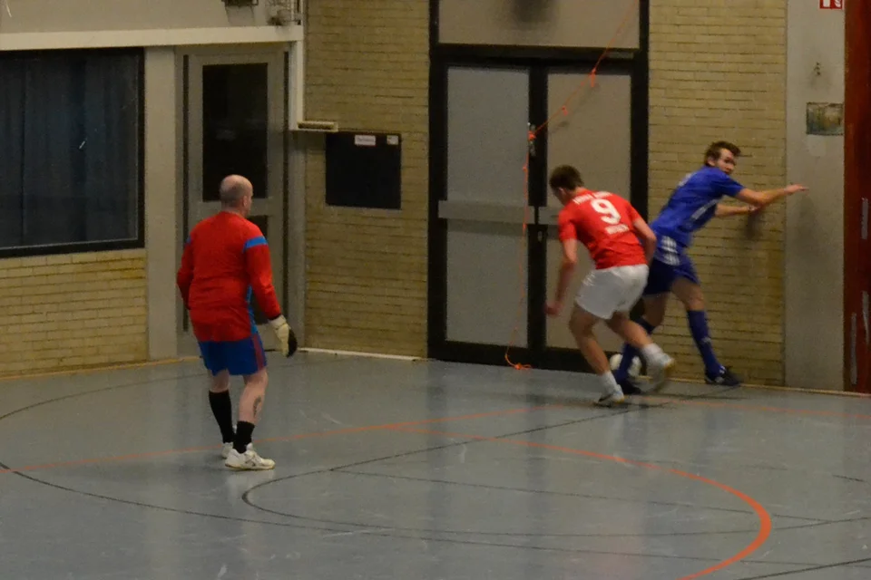 ... und sein Gegenspieler im Duell an der Bande ... und sein Gegenspieler im Duell an der Bande