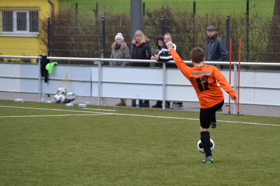 Gute Ballan- und -mitnahme des Bielsteiner Rechtsverteidigers ...