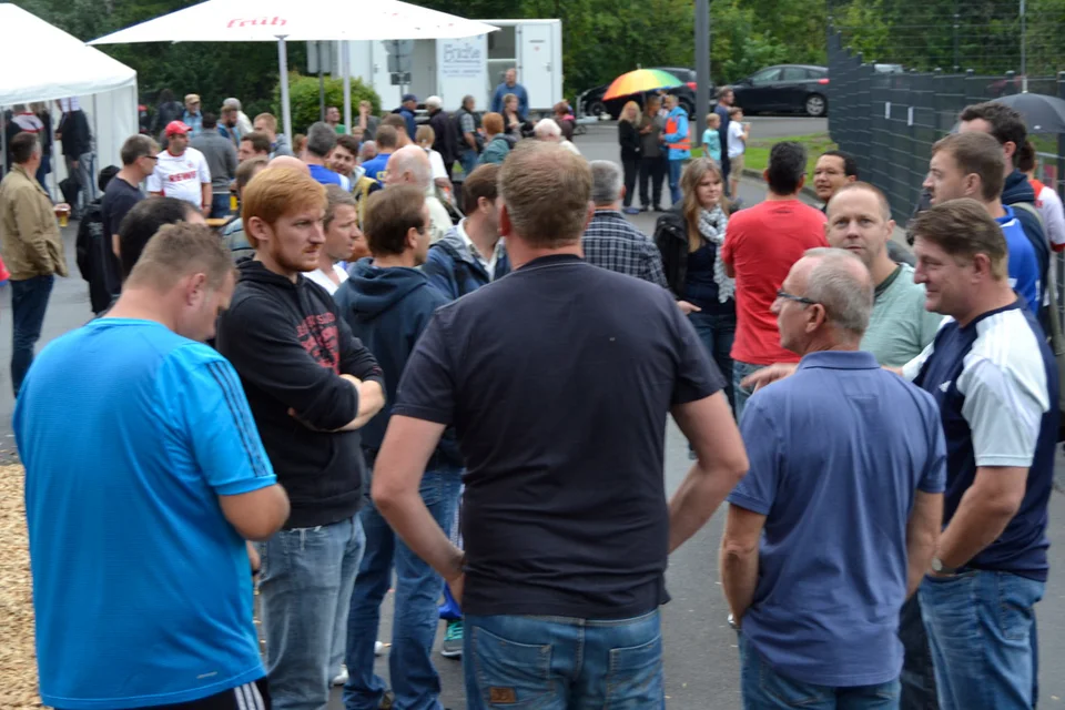 Da war noch etwas weniger los: die Spieler der Alten Herren beim lockeren Plausch vor dem Gang in die Kabine