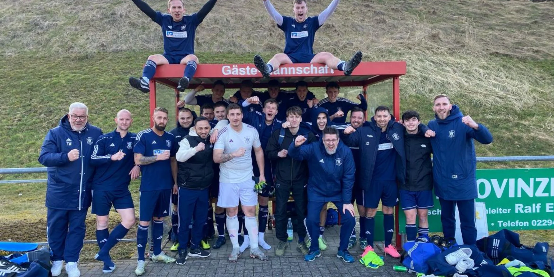 Bitte lächeln: Unsere Erste Herren nach dem Kantersieg in Holpe