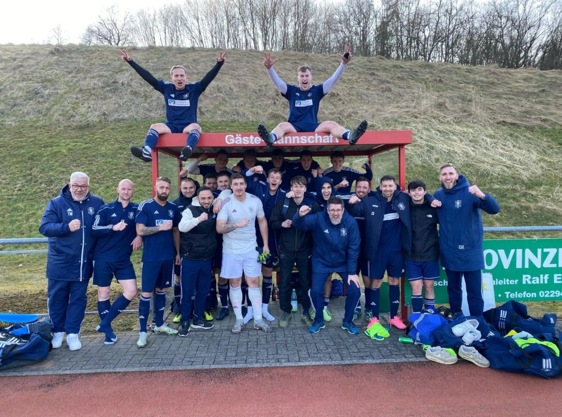 Bitte lächeln: Unsere Erste Herren nach dem Kantersieg in Holpe