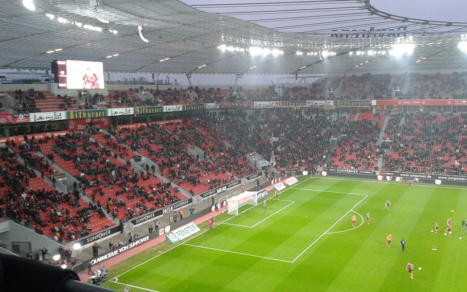 Statt einer Stehplatztribüne gibt's ein Stehplatzeckchen, gefüllt erst gut 20 Minuten vor Anpfiff