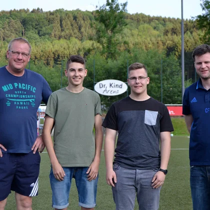 Thorsten Prangenberg (1.v.l.) und Christof Fries (1.v.r.) freuen sich über die Verpflichtung von Leandro Del Giudice (2.v.l.) und Kevin Löpprich (3.v.l.)
