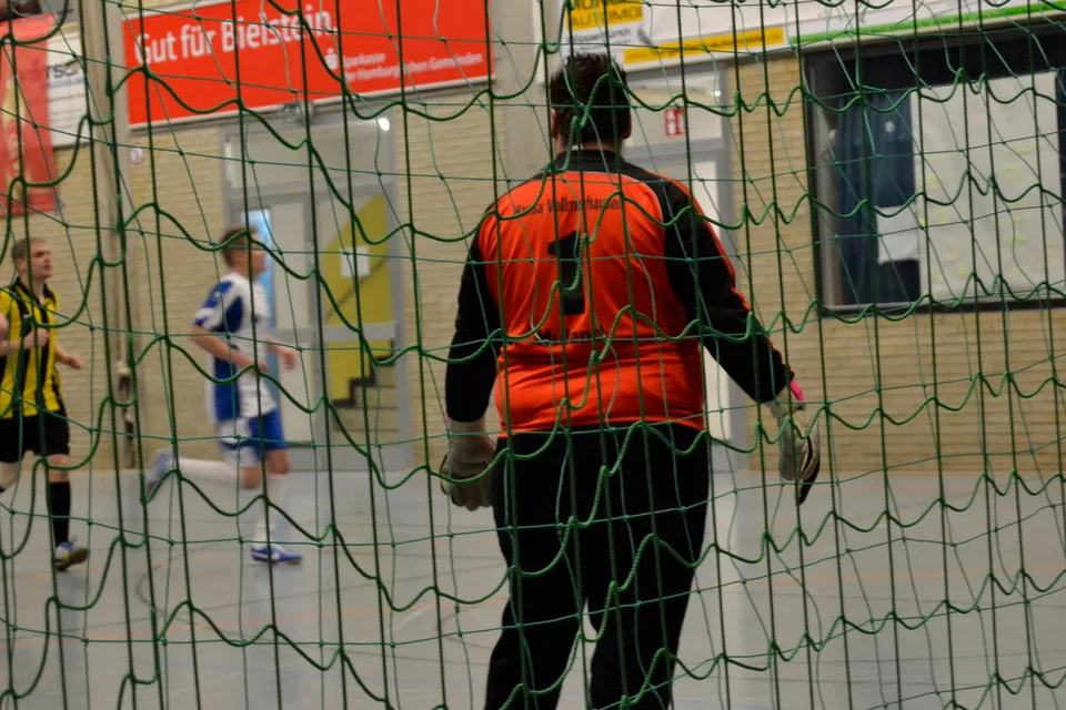 ... aber auch der Vollmerhausener Torhüter ... ... aber auch der Vollmerhausener Torhüter ...