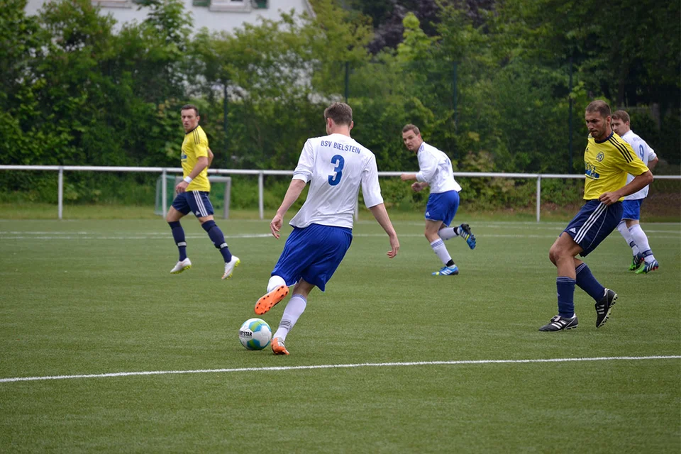 Und noch ein hoher Ball: die Bielsteiner agierten viel mit langen Bällen und lagen damit falsch Und noch ein hoher Ball: die Bielsteiner agierten viel mit langen Bällen und lagen damit falsch