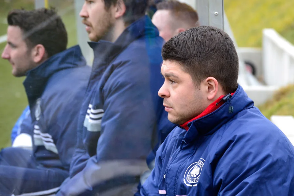 Interessierter Zuschauer: Christopher Pethe nahm zunächst auf der Bank Platz ... Interessierter Zuschauer: Christopher Pethe nahm zunächst auf der Bank Platz ...