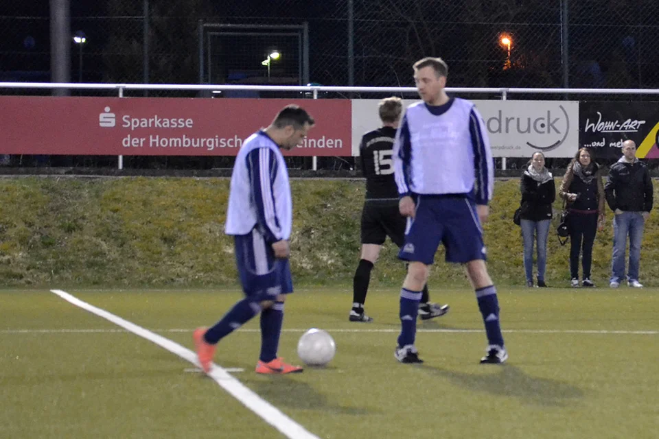 Anstoß, der Achte: Destan Jasarevic und Jens Schacht bei der Ausführung des Anstoßes