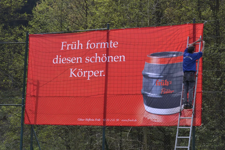 Noch ein paar letzte Drähte, dann hängt das Banner
