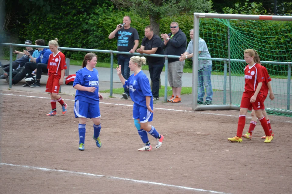 Torjubel nach dem vorentscheidenden 3:0: Tokessa und Sarah Torjubel nach dem vorentscheidenden 3:0: Tokessa und Sarah