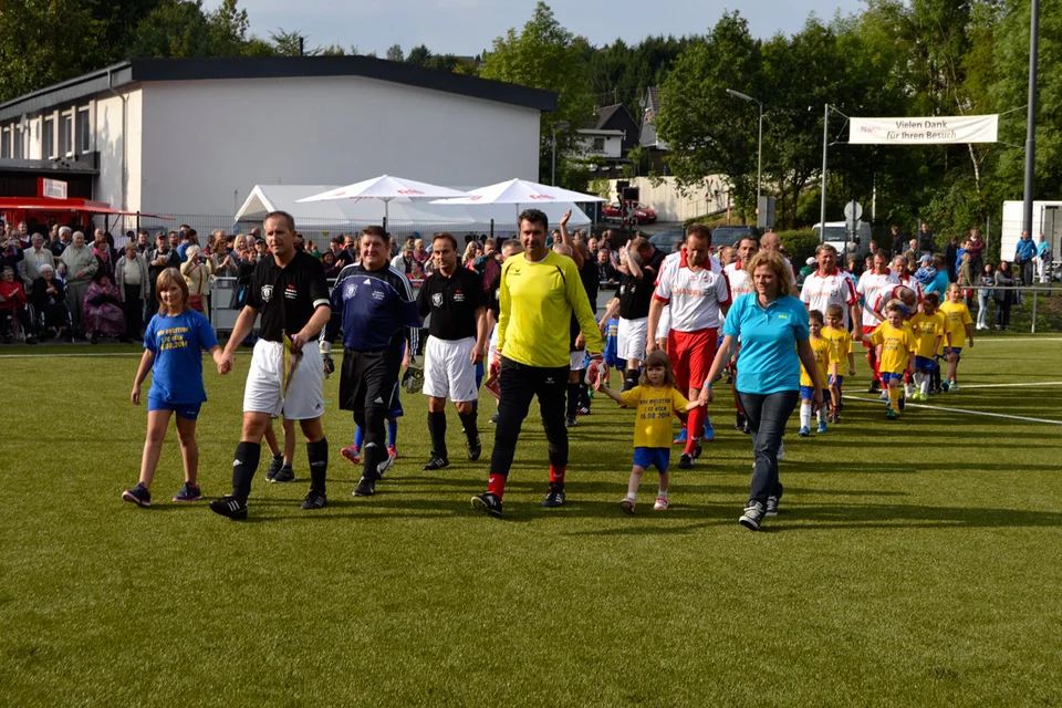 ... mit den Mannschaften des BSV Bielstein und des 1. FC Köln in die Dr-Kind-Arena ein