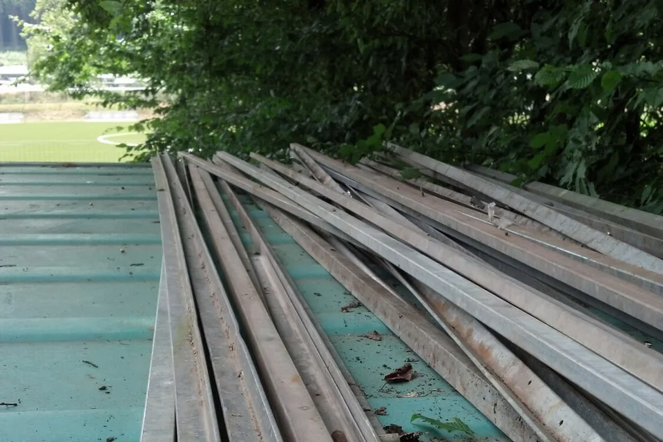 Das ehemalige Bandenbefestigungs-System auf dem Dach des Containers Das ehemalige Bandenbefestigungs-System auf dem Dach des Containers