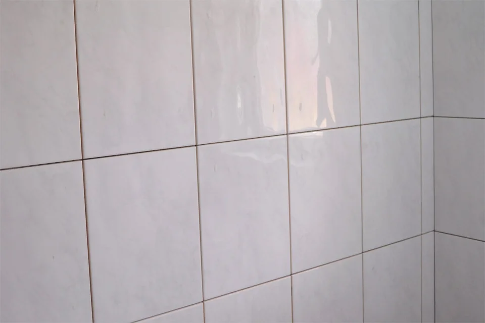 Weit vorangeschritten: die Verlegung der Fließen im Bad Weit vorangeschritten: die Verlegung der Fließen im Bad