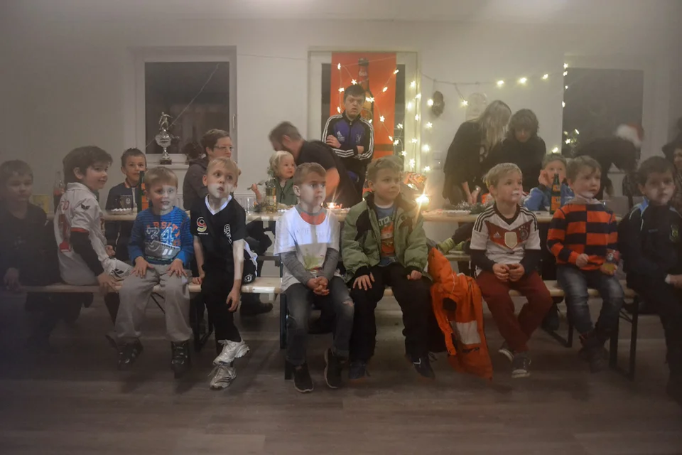 Gebannter Blick: die Kinder hörten dem Nikolaus aufmerksam zu Gebannter Blick: die Kinder hörten dem Nikolaus aufmerksam zu