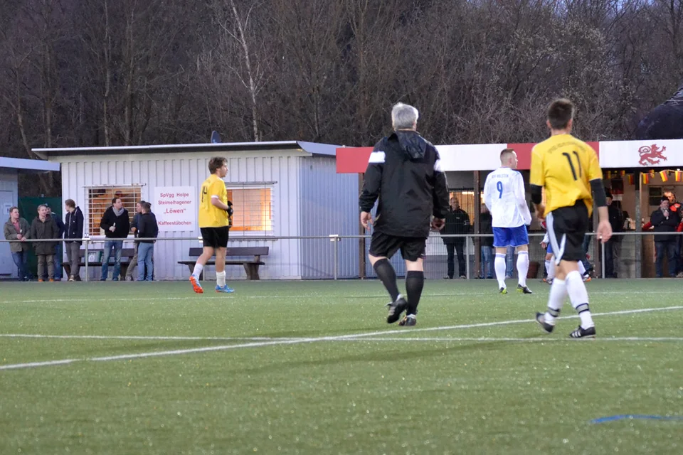 Im Mittelpunkt: Schiedsrichter Karsten Klemmer lag heute leider in einigen Situationen falsch Im Mittelpunkt: Schiedsrichter Karsten Klemmer lag heute leider in einigen Situationen falsch