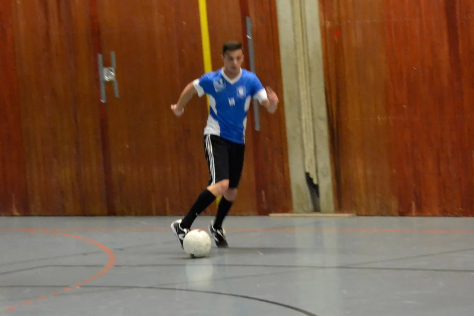 Alter Poser: Viktor Adam dribbelt mit dem Ball Alter Poser: Viktor Adam dribbelt mit dem Ball