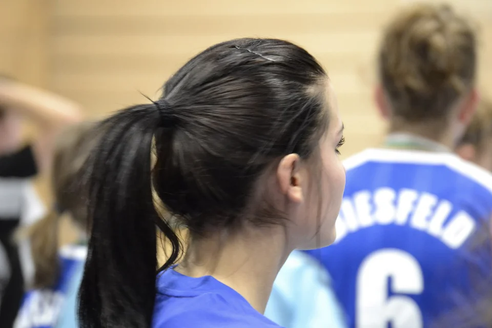 Jenny Völker beobachtet den Ablauf der Siegerehrung Jenny Völker beobachtet den Ablauf der Siegerehrung