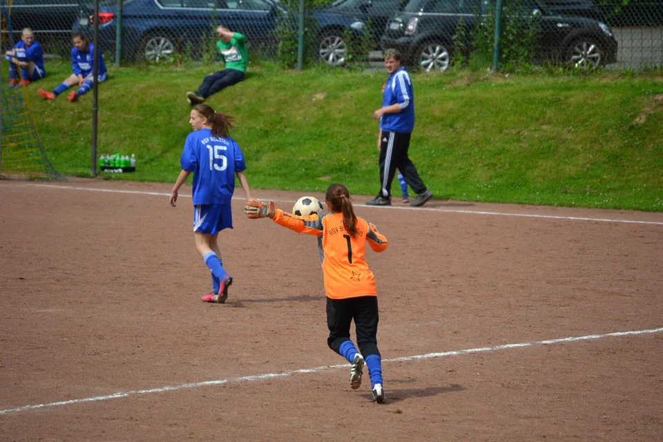 Torhüterin Eugenie und Defensivspielerin Leah beim Abschlag Torhüterin Eugenie und Defensivspielerin Leah beim Abschlag