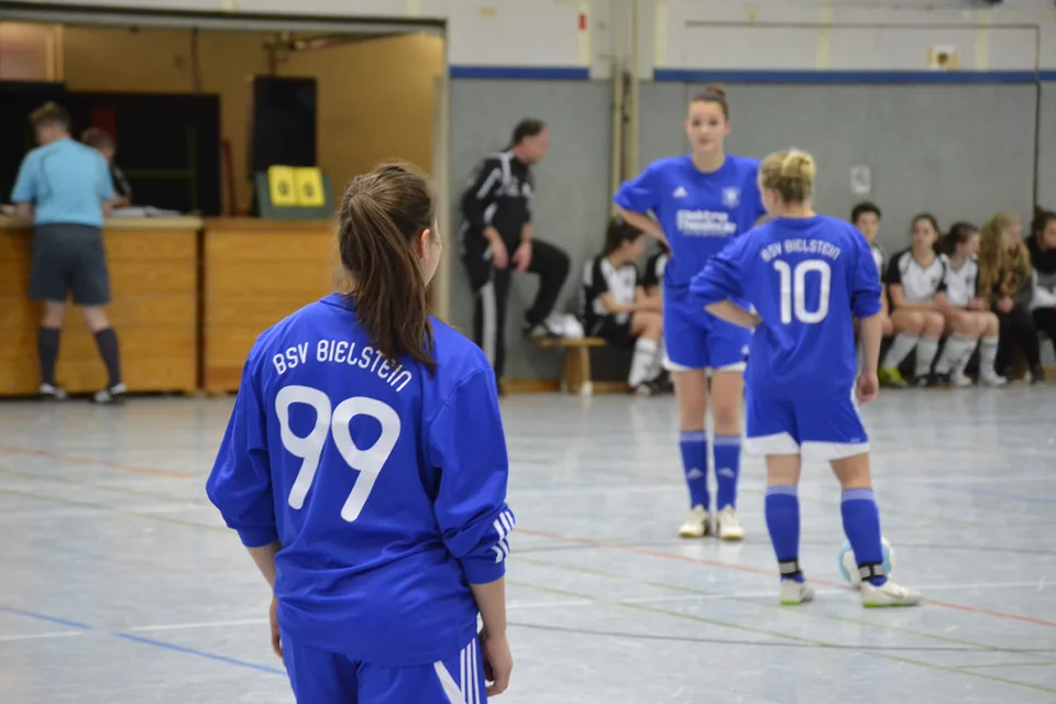 Annalena Müllenmeister, Jacqueline Holtz und Sarah Kapp warten auf den Pfiff