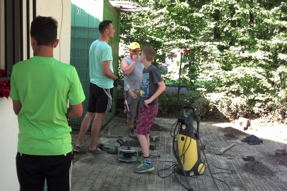 ... gemeinsamen Aufstellen der Bänke auf der Terrasse des Clubheims ... gemeinsamen Aufstellen der Bänke auf der Terrasse des Clubheims