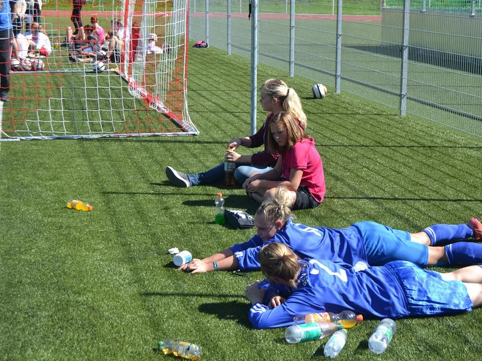 Sarah und Tokessa machen es sich an der Seitenlinie gemütlich Sarah und Tokessa machen es sich an der Seitenlinie gemütlich