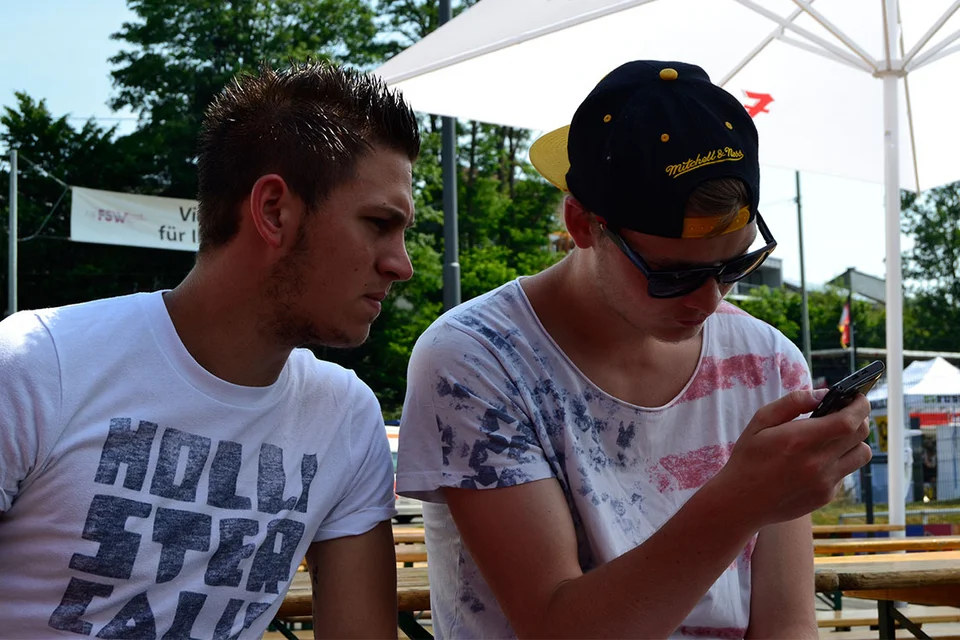 „Schon gesehen?“ - Nico Nördtling und Kilian Thönes am Handy „Schon gesehen?“ - Nico Nördtling und Kilian Thönes am Handy