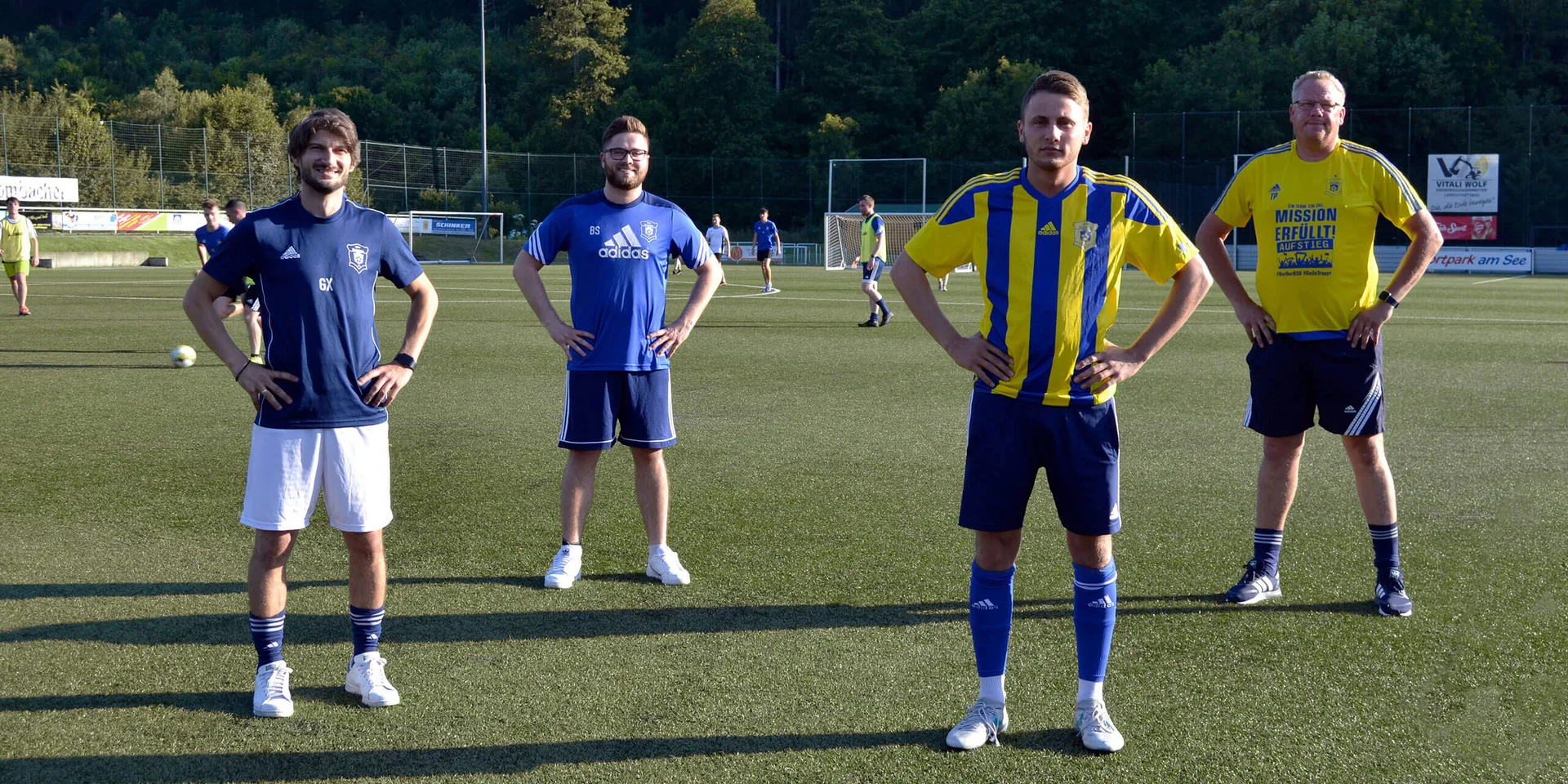 Georgios Xanthoulis, Björn Schumacher und Thorsten Prangenberg freuen sich über die Verpflichtung ihres Wunschspielers Manuel Marks