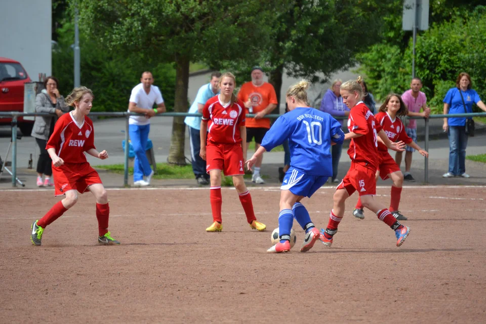 Stürmerin Sarah nahm es stellenweise mit drei Gegenspielerinnen auf - und setzte sich durch Stürmerin Sarah nahm es stellenweise mit drei Gegenspielerinnen auf - und setzte sich durch