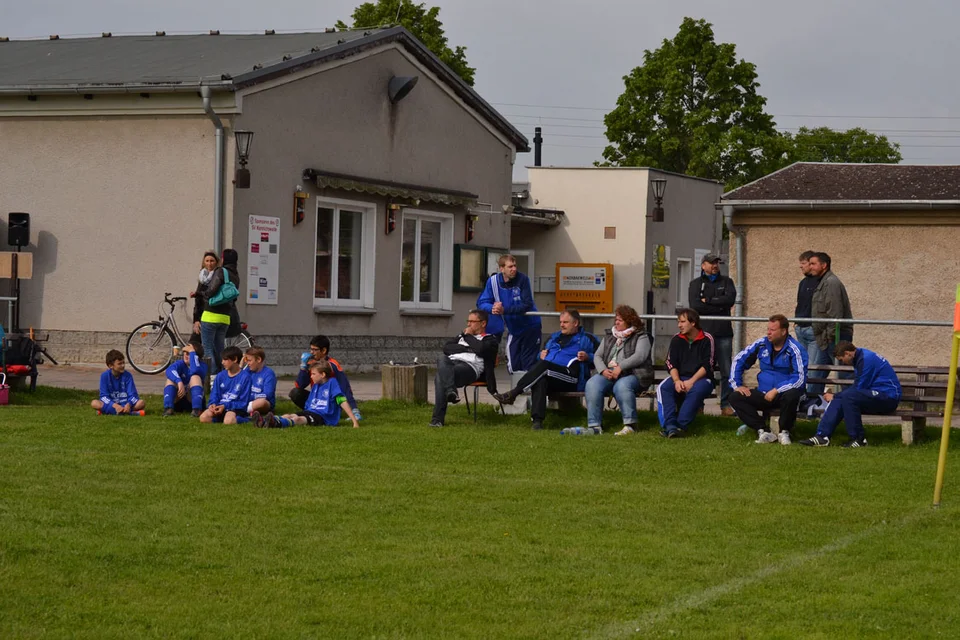 Ganz schön fertig: die Zuschauer des BSV Bielstein beim Jugendturnier Ganz schön fertig: die Zuschauer des BSV Bielstein beim Jugendturnier