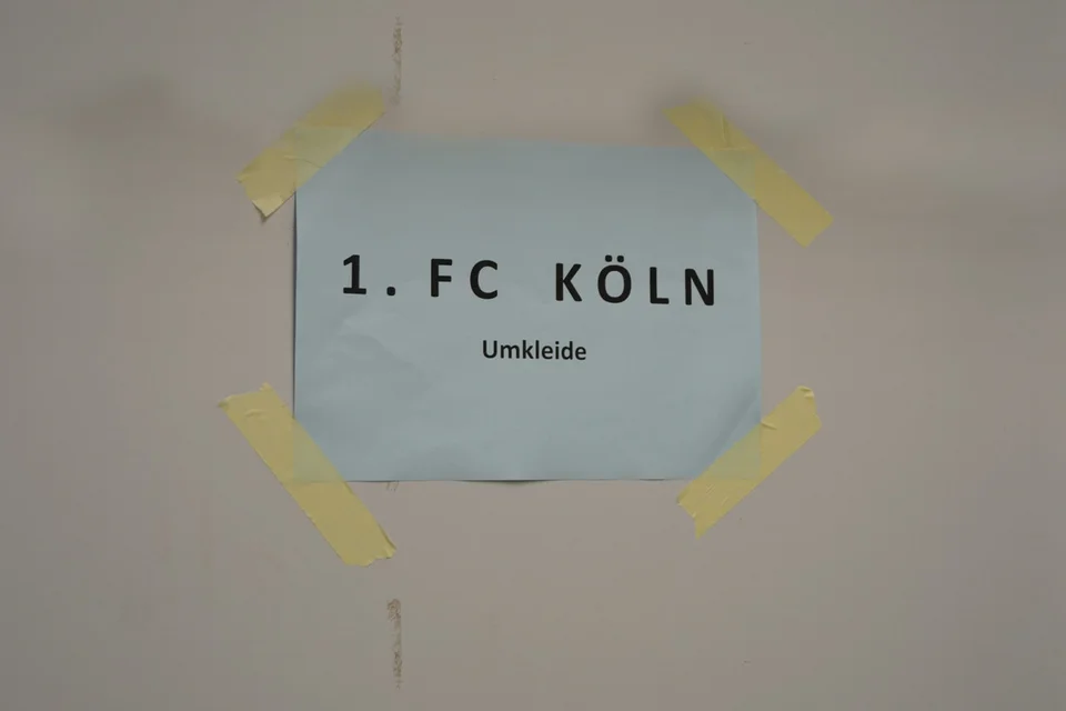 Hinter diesem Schild verbargen sich die großen Stars: die Umkleide des 1. FC Köln ...