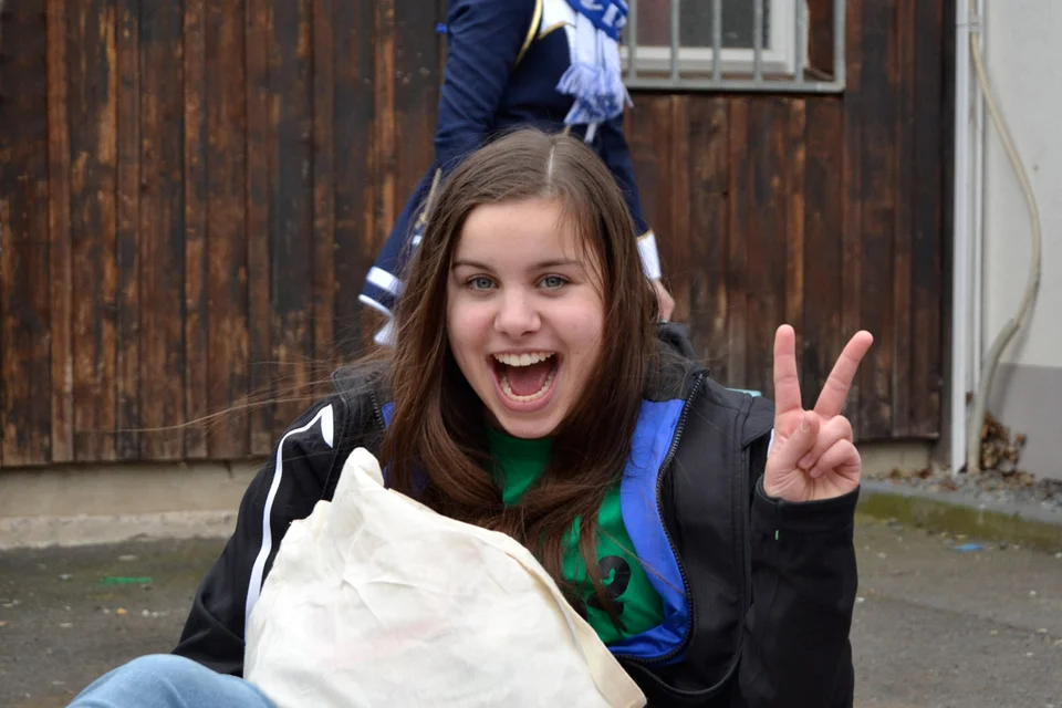 Verletzt und daher per Bollerwagen transportiert: Annalena Müllenmeister scheint gut amüsiert Verletzt und daher per Bollerwagen transportiert: Annalena Müllenmeister scheint gut amüsiert