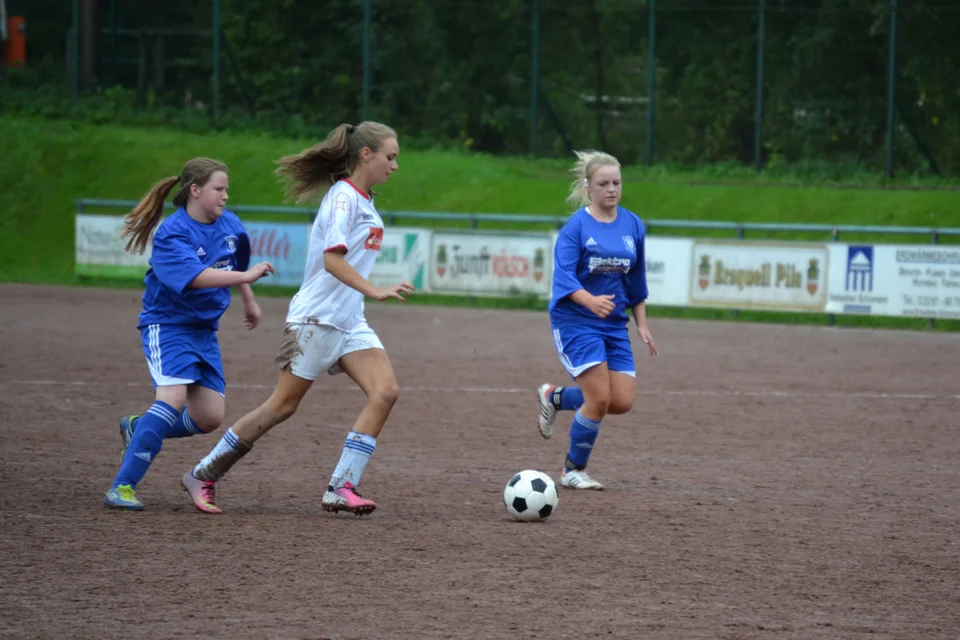 Tokessa und Sarah doppeln eine Gegenspielerin Tokessa und Sarah doppeln eine Gegenspielerin