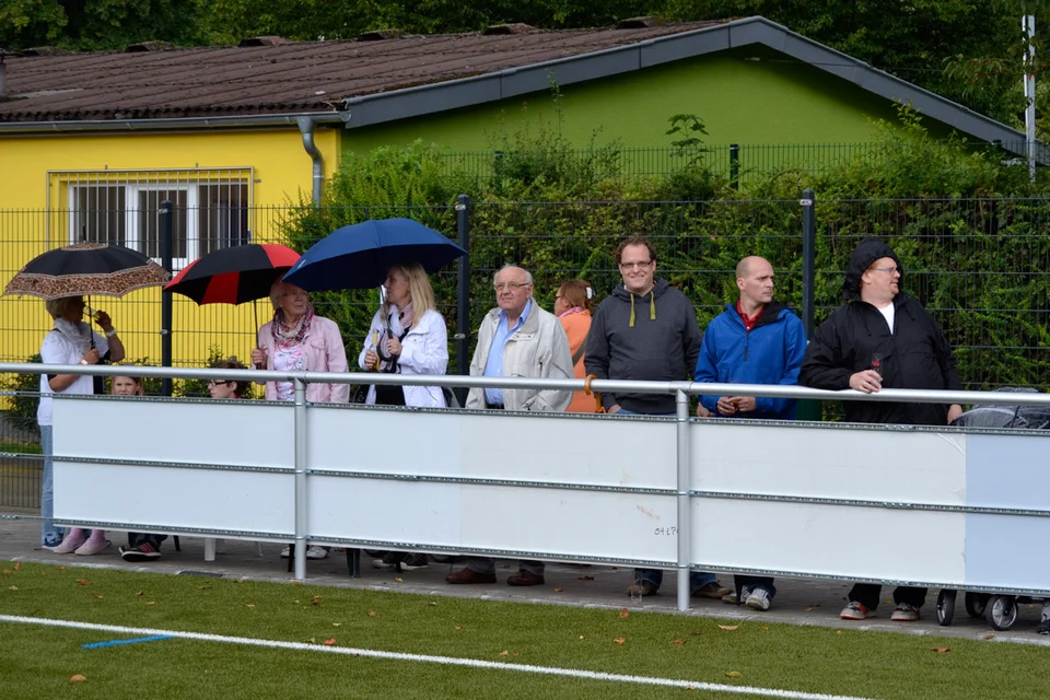 Die Regenschirme kamen nur vor dem Eröffnungsspiel zum Einsatz, während und nach dem Spiel blieb es trocken