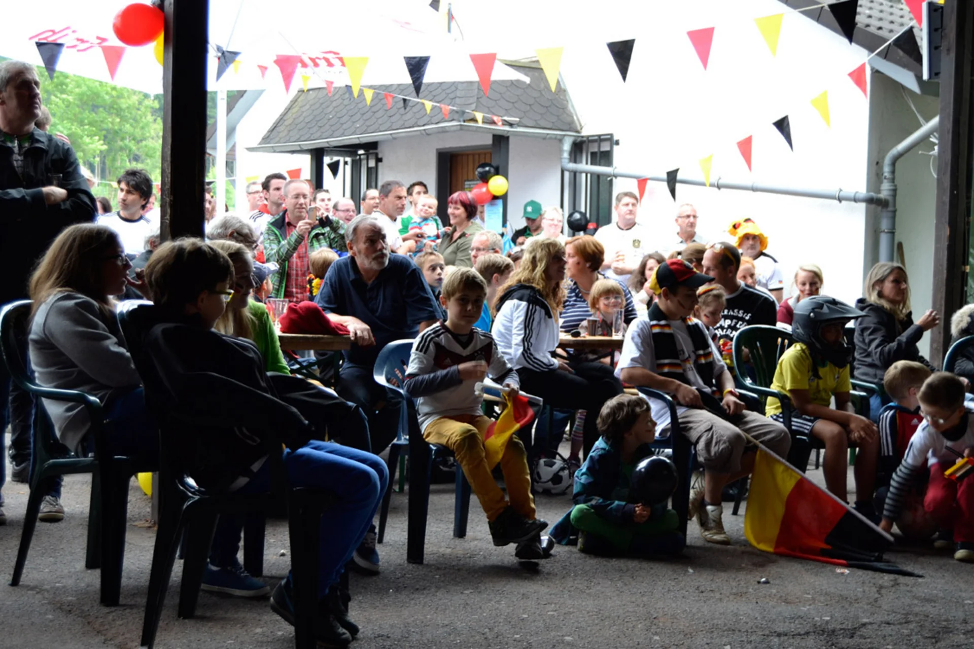 So oder so ähnlich könnte es dann aussehen: unsere Mitglieder beim Public Viewing während der WM 2014