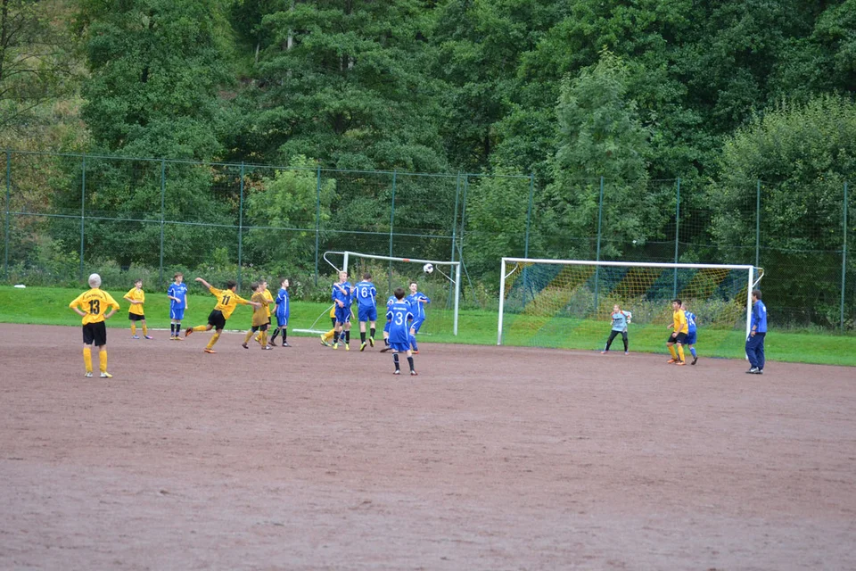 ... der Ball fliegt ...