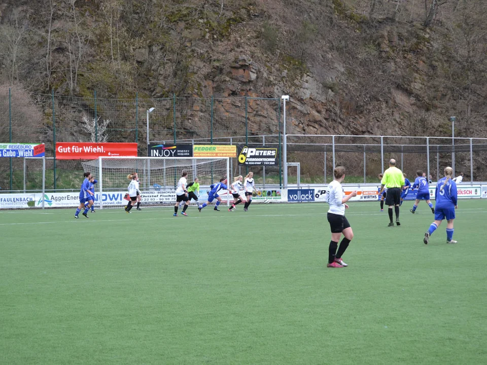 ... den Ball aus der Gefahrenzone zu befördern ... ... den Ball aus der Gefahrenzone zu befördern ...