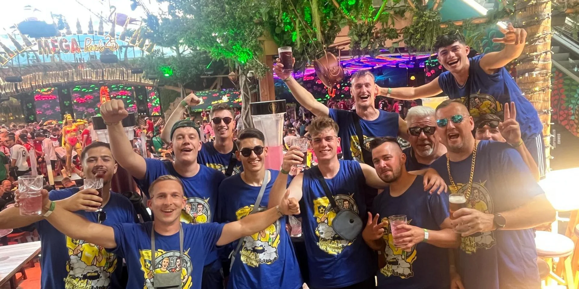 Hochverdient: Unsere Erste Herren (hier nur die Überlebenden des ersten Abends) feiert ihren Aufstieg in die Kreisliga A mit dem einen oder anderen Kaltgetränk im wunderschönen Mallorca