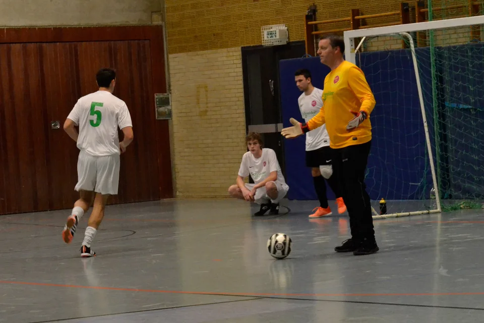 Wohin mit dem Ball? Der Torhüter der Betriebsmannschaft von Schneider Electric-Merten mit fragendem Blick Wohin mit dem Ball? Der Torhüter der Betriebsmannschaft von Schneider Electric-Merten mit fragendem Blick