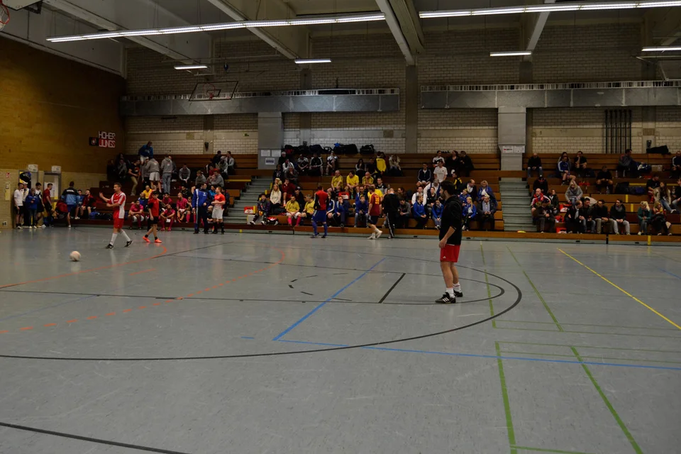 Aufwärmen für das Halbfinale: das Team von Gizeh Rauchbedarf vor der stattlichen Fankulisse Aufwärmen für das Halbfinale: das Team von Gizeh Rauchbedarf vor der stattlichen Fankulisse