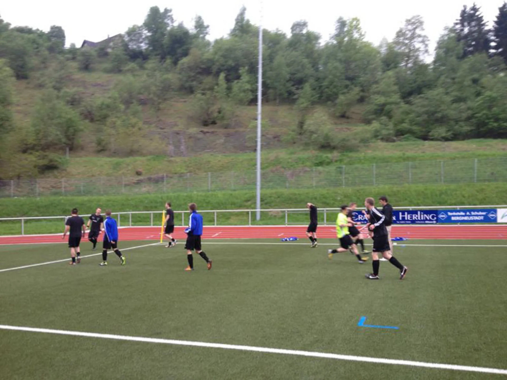 Warm-machen vor einer wichtigen Partie: die Jungs beim Aufwärmen vor dem Spiel