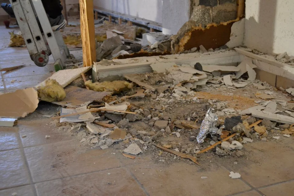 Alles muss raus: Die Überbleibsel der Trennwand ... Alles muss raus: Die Überbleibsel der Trennwand ...